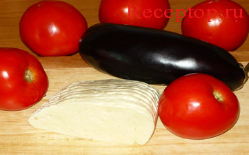на фото баклажан, помидоры и сыр